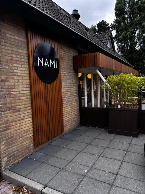 Gevel van NAMI Ameland met het ronde NAMI-bord