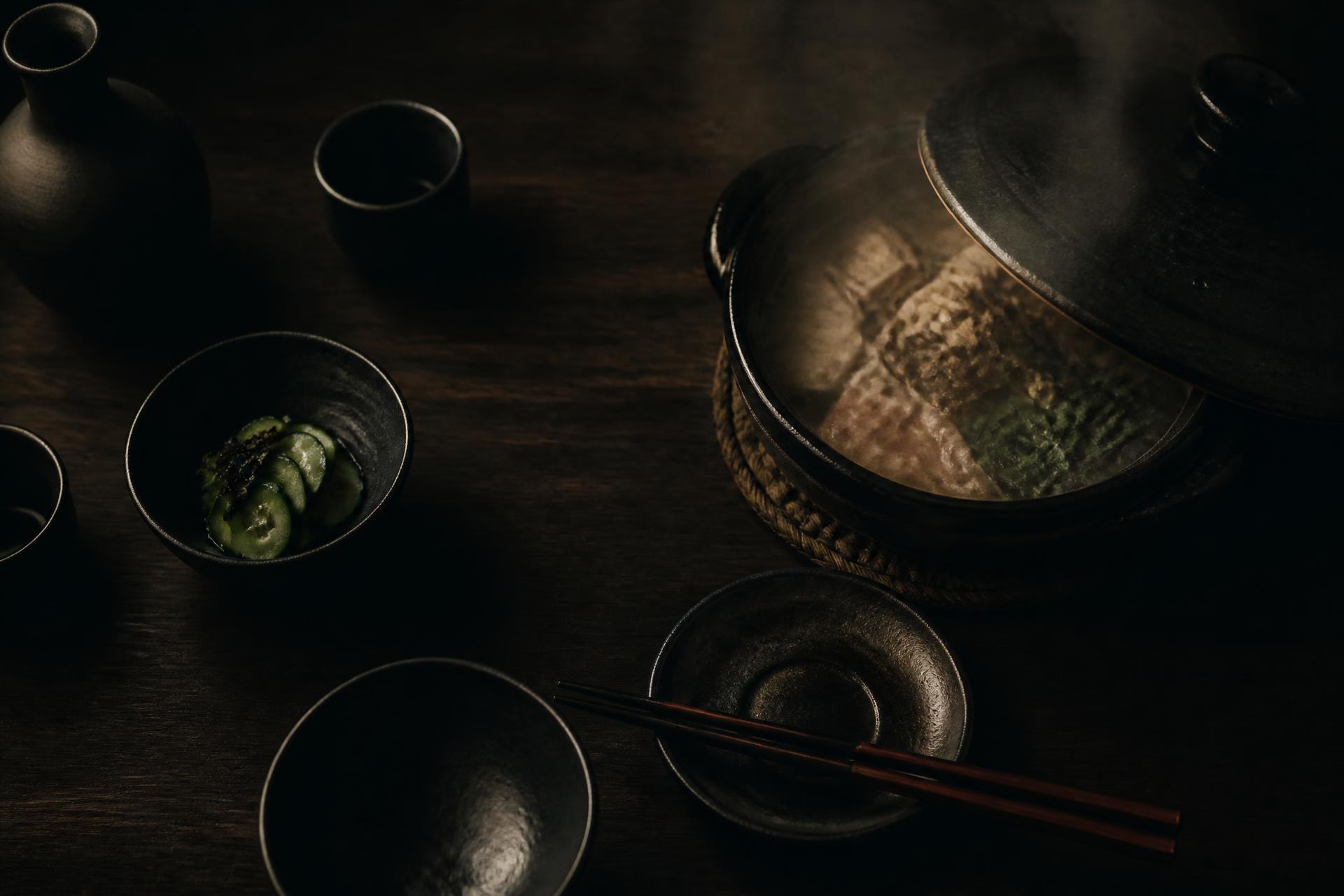 Sfeerbeeld van Japanse gerechten op een donkere tafel